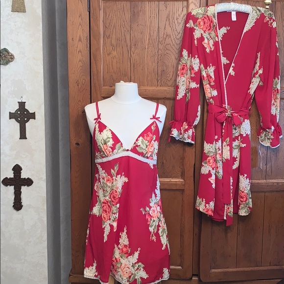 Oscar de la Renta Sleepwear Other - 🆕⭐️NWT Gorgeous Nighty & Robe🌹Rose print & Lace